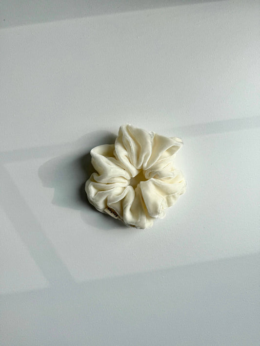 Billy Bamboo Silk Velvet Scrunchie - White pearl
